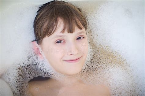 O Menino Banha Se Em Um Banheiro Com Balões Imagem De Stock Imagem De Espuma Weekday 75114525