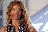 Beyoncé sublime avec une robe aux manches XXL et au décolleté très osé ...