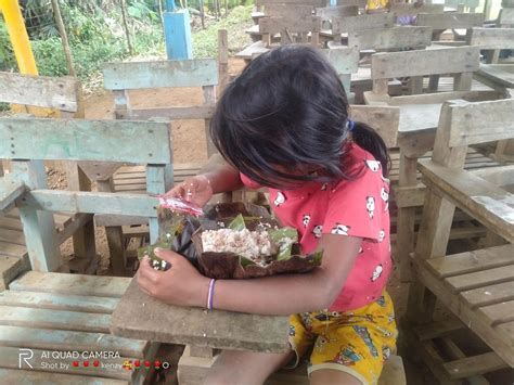 Estudyanteng Sa Dahon Lang Ng Saging Kumakain At Toyo Ang Inuulam Kinahabagan At Nagpaluha Sa