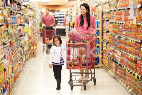 madre e hija caminando por el pasillo de supermercado en supermercado fotografías de stock