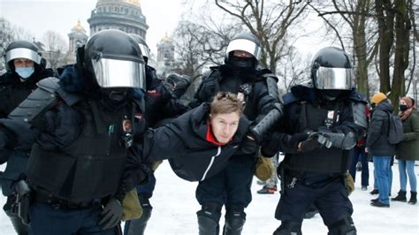 Russian Police Arrest 3000 Protesters Demanding Navalnys Release