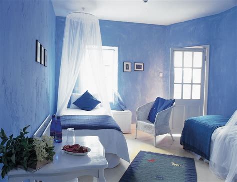 Decorating a bedroom in our favorite color can be such a mood booster. Blue Bedroom Idea with Comfortable Space Design - Amaza Design