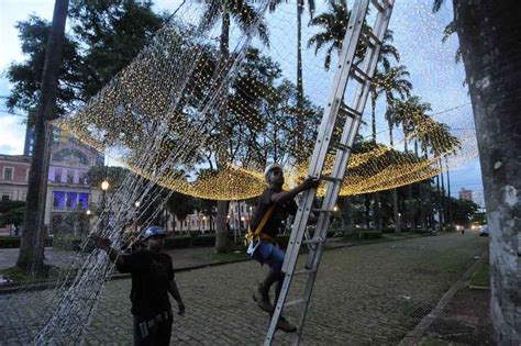 começa instalação de luzes de natal na praça da liberdade veja fotos