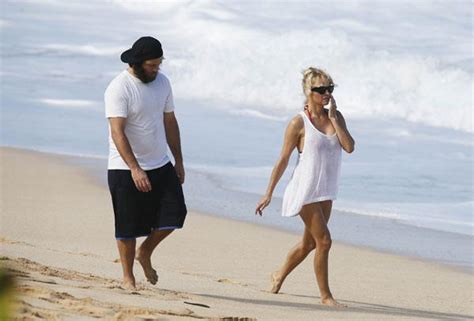 Pamela Anderson And Rick Salomon Enjoy A Beach Stroll In Hawaii