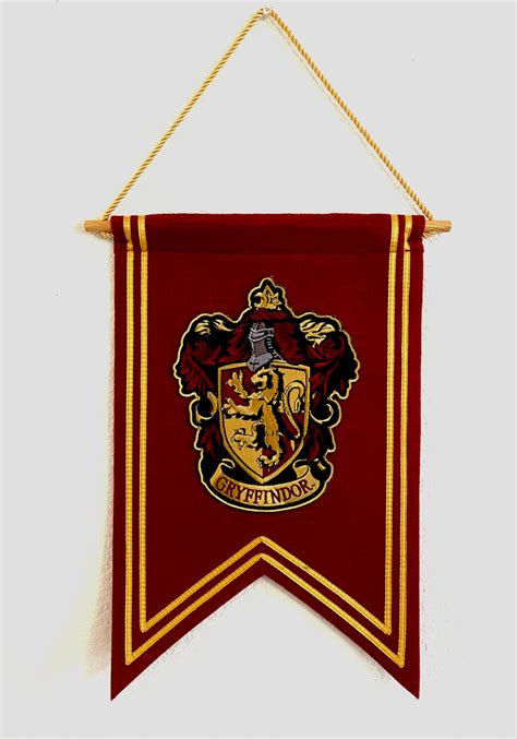 Universal Studios Wizarding World Of Harry Potter Gryffindor Crest