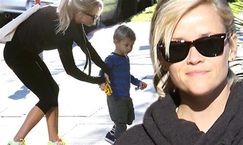 Reese Witherspoon Has Trouble Keeping Up With Son Tennessee During Starbucks Run Daily Mail Online