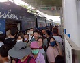 國慶連假駁二「擠到爆炸」 輕軌、捷運多站擠不上車