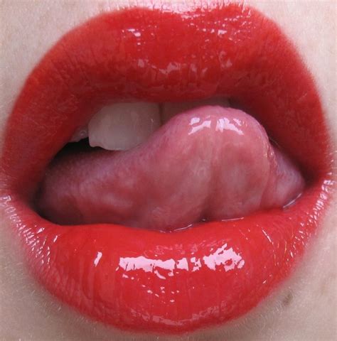 Une bouche ultra rouge qui tient Art des lèvres Belles lèvres