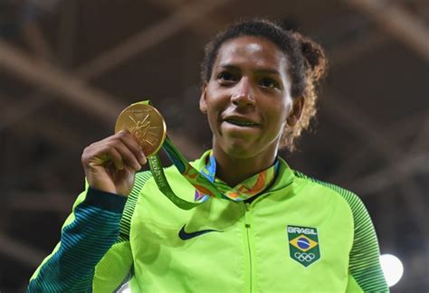 No Judô Rafaela Silva Traz A Primeira Medalha De Ouro Para O Brasil Na Rio 2016 Gq Gq No Pódio