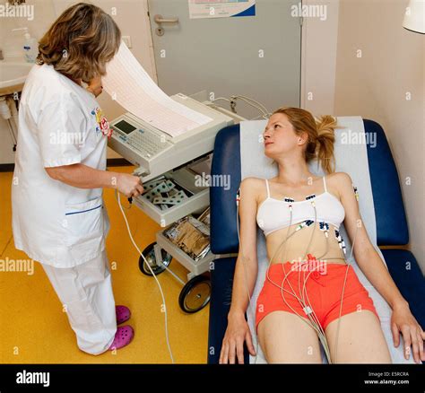 Woman Undergoing Electrocardiography Ekg Examination Fotografías E Imágenes De Alta Resolución