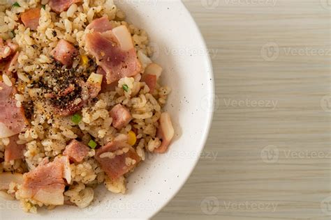 gebratener Reis mit Speck Schinken und schwarzer Paprika auf weißem