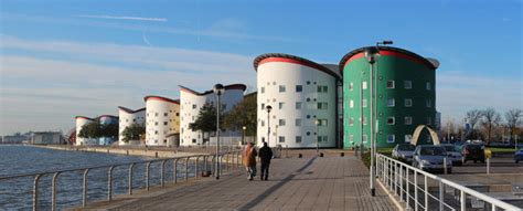 Издавать протяжный монотонный низкий звук, гул. UEL Docklands Campus © Oast House Archive cc-by-sa/2.0 ...