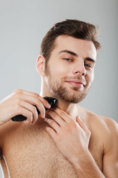 photo d un beau mec adulte faisant une procédure d hygiène et de santé avec le rasage de ses