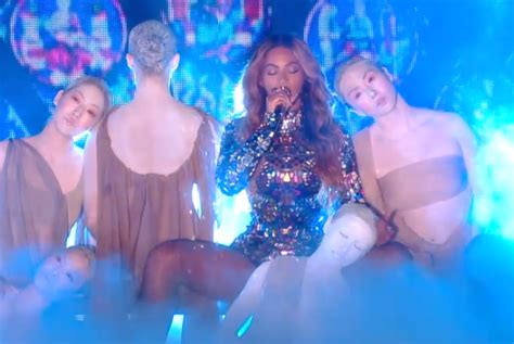 Beyonce Vma Performance Star Wins Video Vanguard Award Owns Stage With Epic Medley The