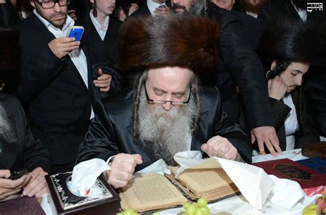 הוא בנו של העיתונאי חגי סגל. ההמונים הריעו, והינוקא הפך לאדמו"ר • צפו - בחדרי חרדים
