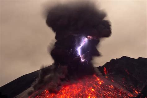 Force Of Nature Lightning Strikes Volcano Eruption In Jaw Dropping