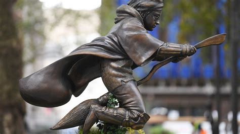 Harry Potter Statue Unveiled In Londons Leicester Square Bbc Newsround