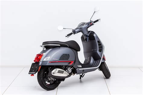 Vespa gts'deki değişim geleneklerin peşinden giderken tamamı çelikten gövdesi ile spor ve modern çizgiler arasında sihirli bir denge yaratıyor ve vespa. 2019 Vespa GTS 300 Super Sport