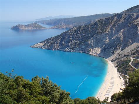 La grecia è famosa in tutto il mondo per la bellezza delle sue isole e delle sue spiagge. Myrtos (Cefalonia, Grecia) - Viaggi, vacanze e turismo ...