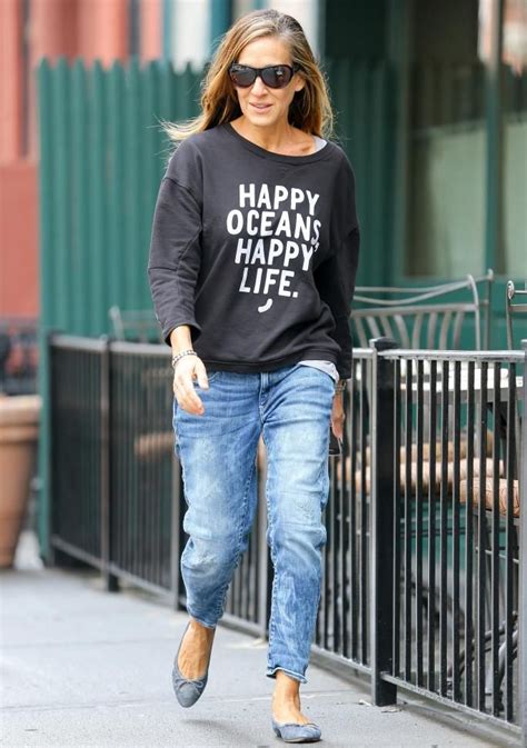 Looking Good While Doing Good See Sjp S Latest Street Chic Charity Tees Casual Street Style