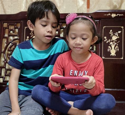 Karangan peranan ibu bapa mengawal penggunaan telefon pintar. Mengawal Akses Internet Anak Anda