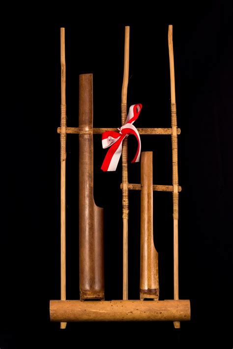 Angklung merupakan alat musik yang dibuat dari bambu. Saung Sunda: Alat Musik Tradisional Jawa Barat