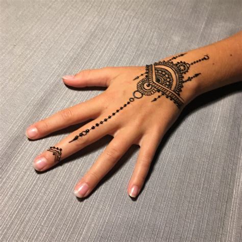 22 Henna Tattoos Use Ink