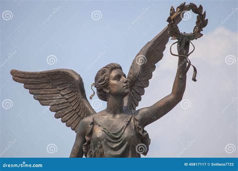Nike Goddess Of Victory Statue Outside Buckingham Palace Stock Image