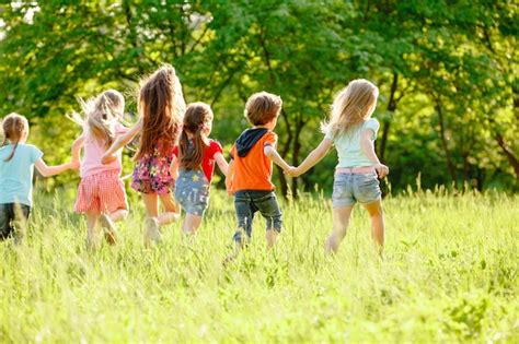 Gran Grupo De Niños Amigos Niños Y Niñas Corriendo En El Parque En Un