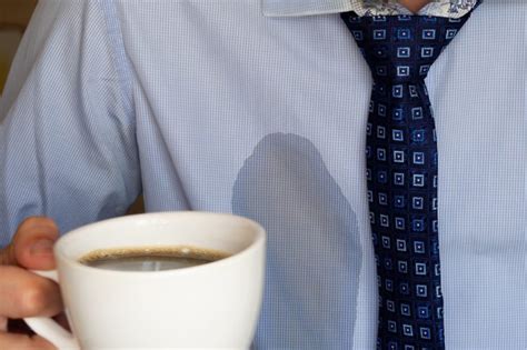 Dazu geben sie reinen alkohol auf ein saugfähiges baumwolltuch und betupfen den flecken so lange bis er aufgesaugt ist. Kaffeeflecken entfernen: So gelingt es bei Teppich, Wand ...