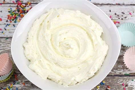 Classic American Buttercream Frosting - The Toasty Kitchen | Easy frosting, Buttercream frosting ...