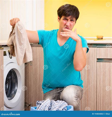 Marido Joven Lavando La Ropa En Casa Imagen De Archivo Imagen De