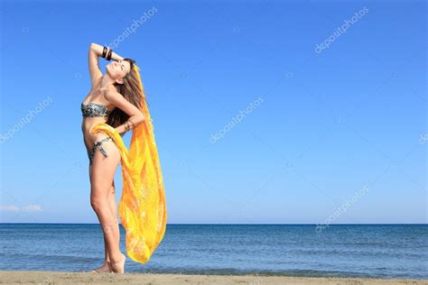 Chica atractiva en la playa fotografía de stock netfalls Depositphotos