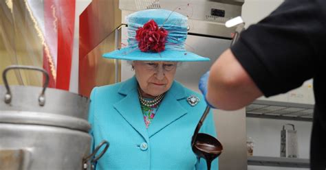 The Queen Is Seeking A Chef To Work At Buckingham Palace For £20000 A Year Metro News
