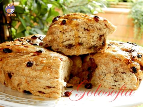 La ciambella al cioccolato è un dolce soffice e facile da preparare, l'ideale per la colazione o la merenda. Ciambella con uvetta e cioccolato, ricetta vegana sofficissima