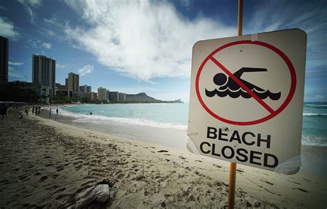 Tourism Diamond Head Waikiki Beach Closed Sign1 Dead Tourist