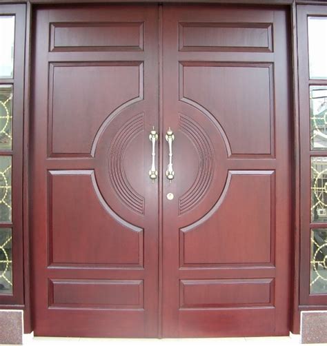 Pintu garasi berikutnya, terbuat dari panel kayu dan diimbangi dengan batu bata di sekelilingnya. 52+ Model Pintu Rolling Door, Konsep Terkini!