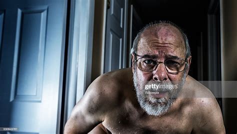 Suspense Senior Homme Regardant La Caméra Photo Getty Images