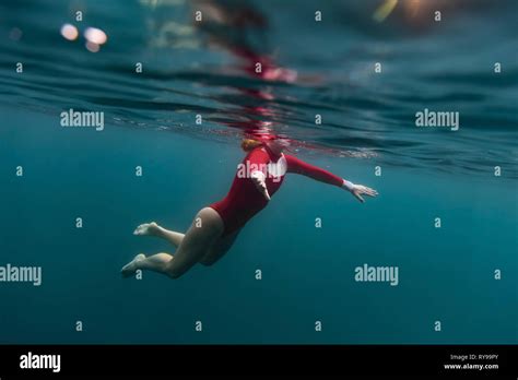 Nasser Badeanzug Stockfotos Und Bilder Kaufen Alamy