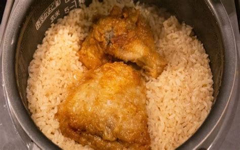 Rasa fried chicken gurih bikin nagih gak kalah sama hisana. Cara Membuat Nasi Ayam Goreng Pakai Penanak Nasi ...