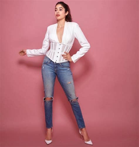 Janhvi Kapoor Instagram Profile December 2019 Overview In 2020 Fashion Bollywood Girls