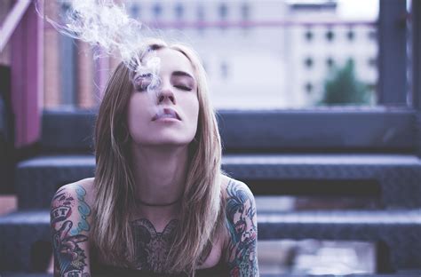 1244928 Hd Blonde Girl Neck Tattoo Smoke Rare Gallery Hd Wallpapers