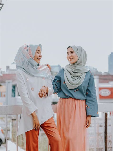 Perpaduan kulot warna khaki dengan blouse warna off white dengan akses pita dan kerah kombinasi untuk mempercantik tampilan lebaran kamu. Inspirasi Outfit untuk Salat Idul Adha Selain Gamis - Fashion Fimela.com