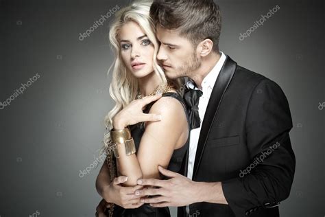 Bonito Homem Abraçando Sua Esposa Sensual Fotos Imagens De © Majdansky 95880826