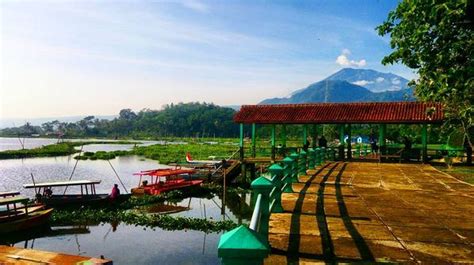 Rawa dano terletak di kabupaten serang berjarak sekitar 100 km dari jakarta, dengan luas sekitar 2.500 hektar, rawa dano merupakan salah satu tempat wisata yang menawarkan keindahan alam. 15 Tempat Wisata di Semarang yang Wajib Dikunjungi