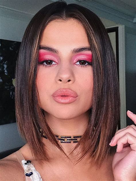 16 Of Selena Gomezs All Time Best Makeup Looks Selena Gomez Makeup