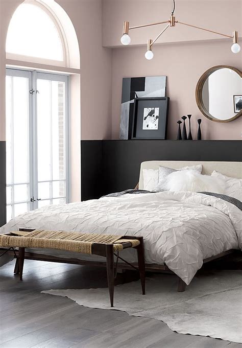 However, this bedroom still feels fresh and airy. Blush & black bedroom | Schlafzimmer design, Wohnung, Wohnen