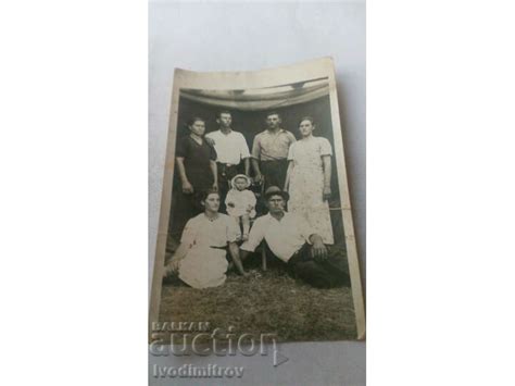 Снимка Мъже жени и малко момиченце Стари снимки Изделия от хартия balkanauction