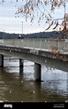 Kemmern, Deutschland. Dezember 2023. Wanderer überqueren die Mainbrücke ...