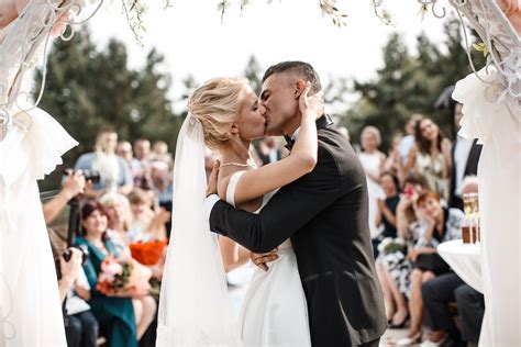 How To Have A Memorable First Kiss At Your Wedding Ceremony